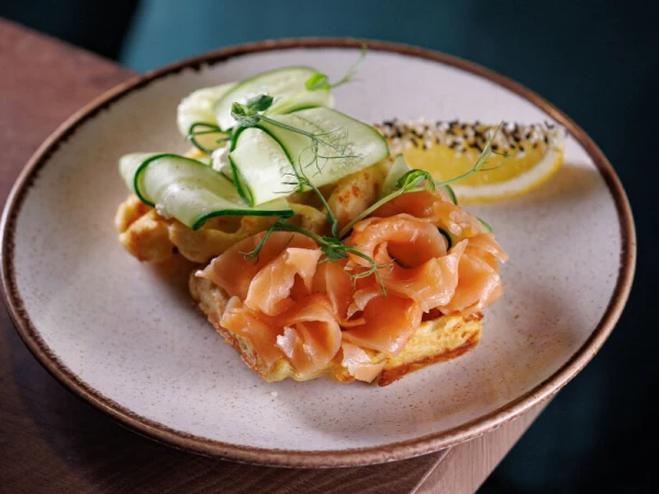 Сырная вафля с лососем и сливочным сыром