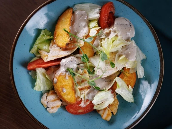 Теплый салат с куриным филе и лесными грибами