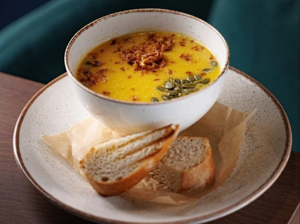 Тыквенный суп с карри и чиабаттой
