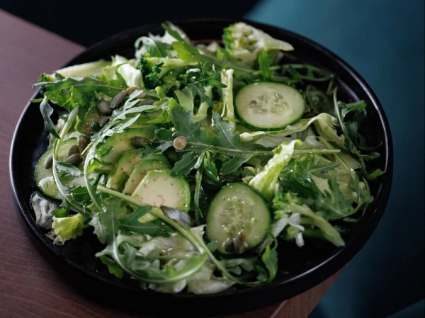 Зеленый салат с авокадо, брокколи и огурцом
