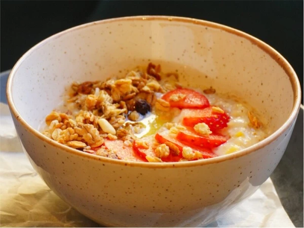 Каша из пяти злаков на сливках с клубникой и мюсли