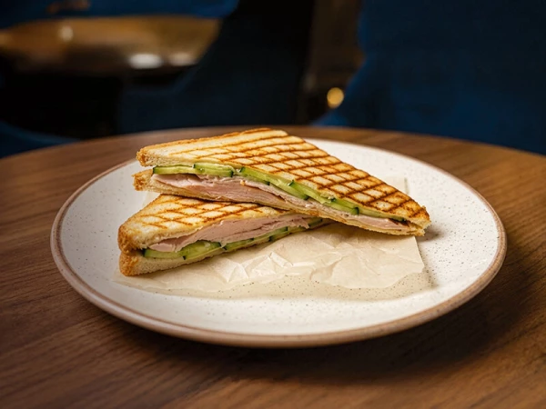 Сэндвич с копченым мясом птицы