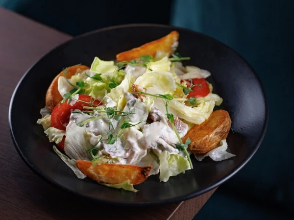 Теплый салат с языком, картофелем, томатами и сливочно-горчичным соусом