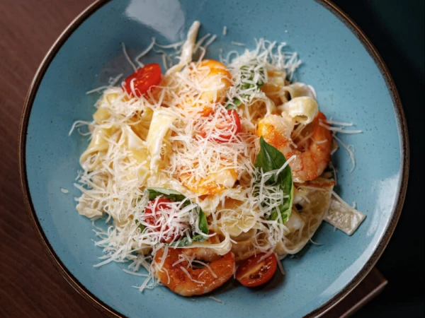 Феттучине с креветками, сливочным соусом, песто и Пармезаном