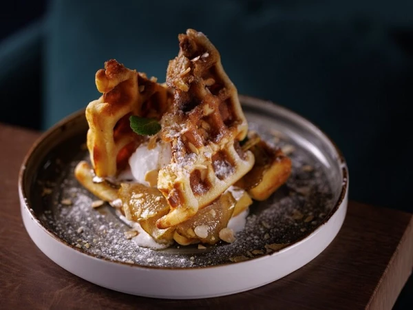 Ореховая вафля с карамелизованной грушей, медом, имбирем и мороженым