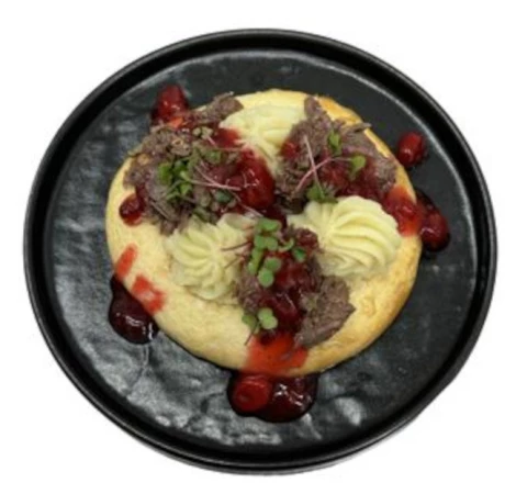 Шаньга с косулей,толчёным картофелем и бруснично-клюквенным соусом