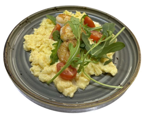 Скрембл с креветками, рукколой, сливочным сыром,томатами