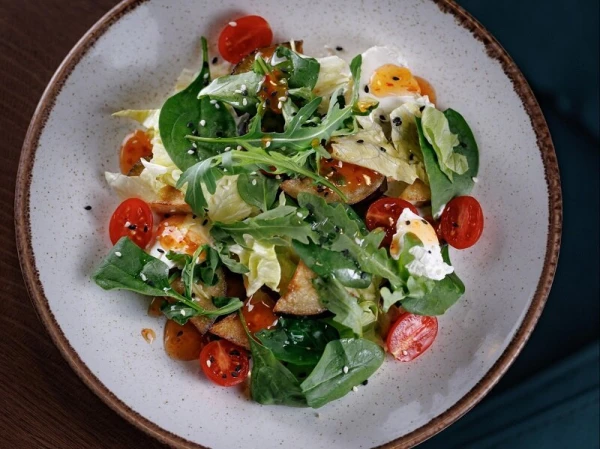 Салат с хрустящими баклажанами, томатами, творожным сыром, рукколой