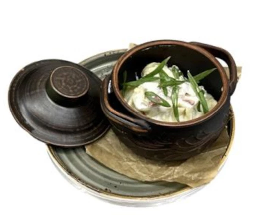 Вареники с картофелем, запеченные в сливочном соусе с луком, шкварками