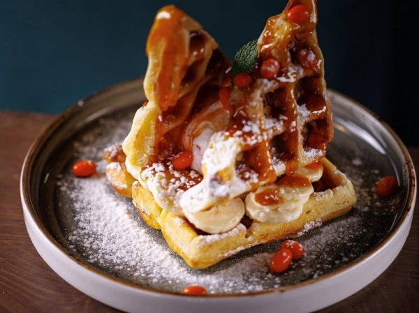 Ореховая вафля с малиновым джелато, бананом и облепиховым конфитюром