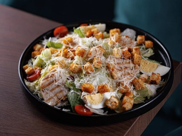 Салат Цезарь с курицей