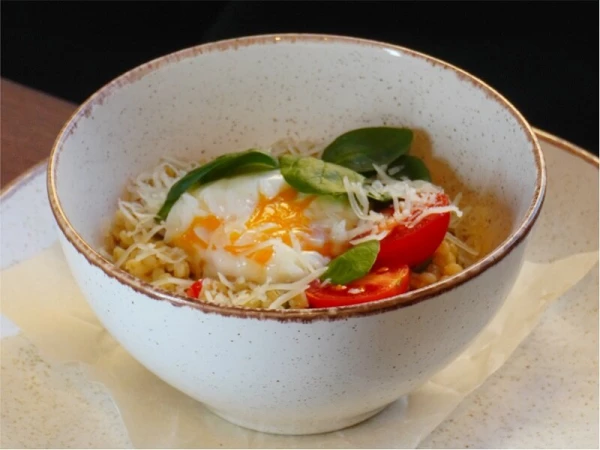 Булгур с овощами, яйцом пашот, свежим шпинатом и Пармезан