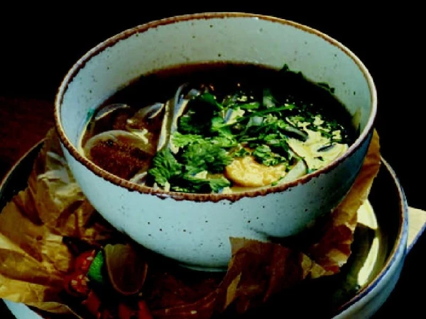 Бульон "Фо Бо" с яйцом и рисовой лапшой