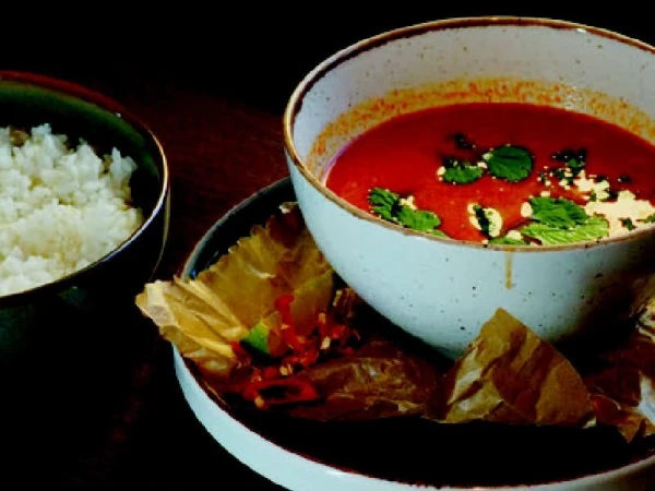 Бульон "Том Ям" на кокосовых сливках, с томатами, кинзой и рисом