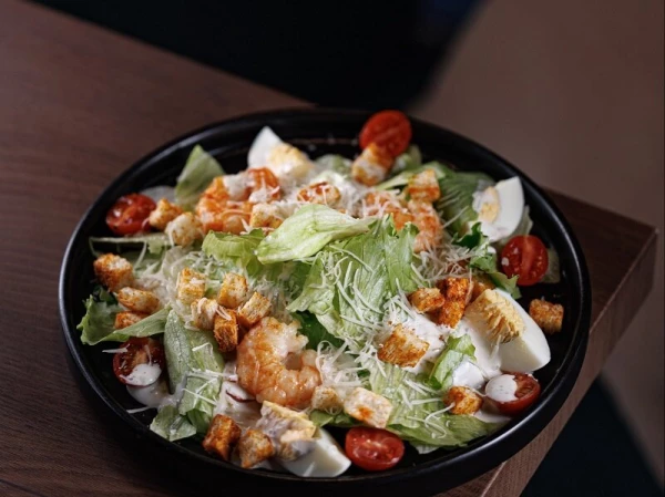 Салат Цезарь с креветками 