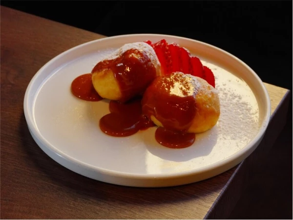 Сырники со свежей клубникой и домашней карамелью