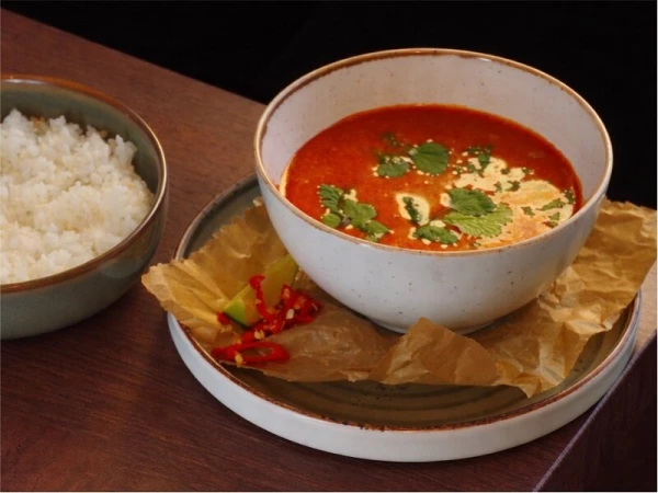 Бульон "Том Ям" на кокосовых сливках, с томатами, кинзой и рисом