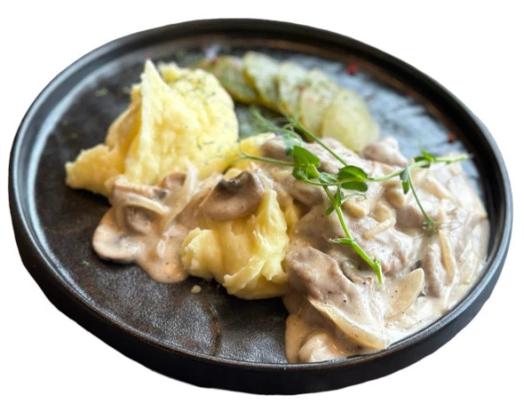 Бефстроганов из говядины с картофельным пюре и корнишонами