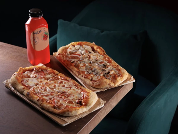 Комбо Римских пицц Маргарита и Френдли и Морс клюквенный