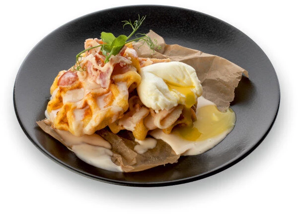 Сырная вафля с беконом, яйцом пашот и сливочно-шпинатным соусом