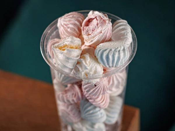 Безе цветные в стакане