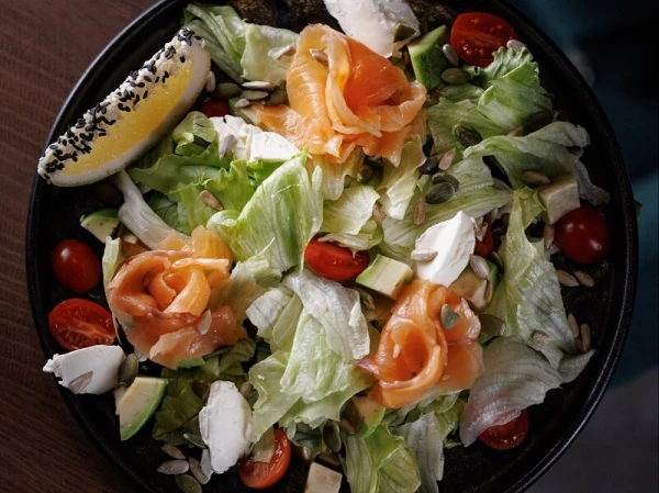 Салат с лососем, авокадо, томатами и сливочным сыром