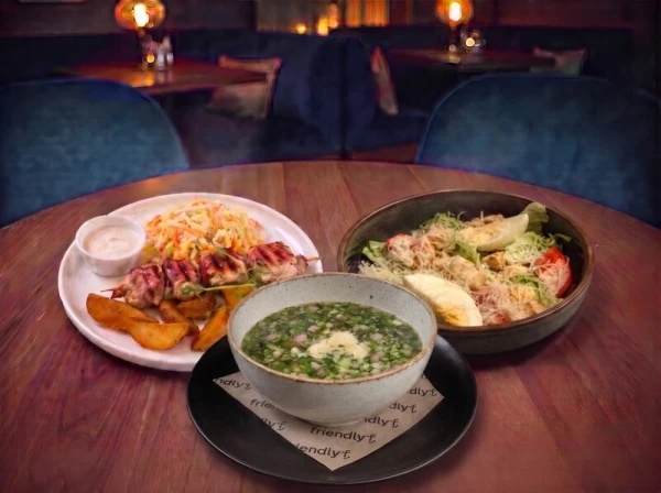 Салат с куриным филе, яйцом, томатами и соусом цезарь, Куриные грудки в беконе с коул слоу и картофельными дольками, Окрошка на квасе со сметаной