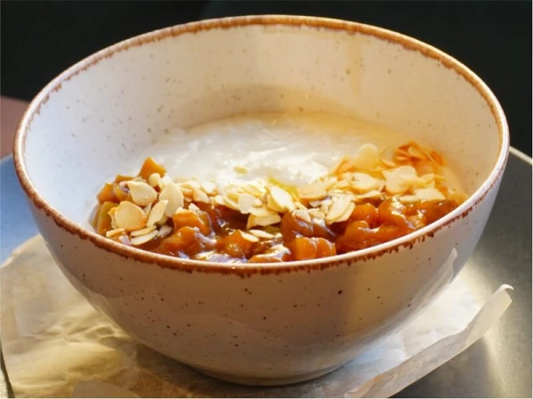 Рисовая каша на сливках с карамел. яблоком, корицей, медом и ореховыми хлопьями