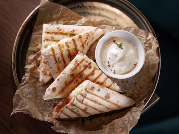 Лаваш с сулугуни, томатами и зеленью