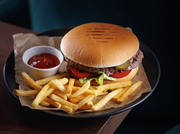 Мамин Бургер с картофелем фри и кетчупом