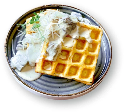 Сырная вафля с куриным филе, яйцом пашот, сливочным соусом из лесных грибов