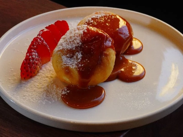 Сырники со свежей клубникой и домашней карамелью