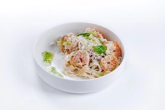 Паста с кальмаром, креветками и вялеными томатами