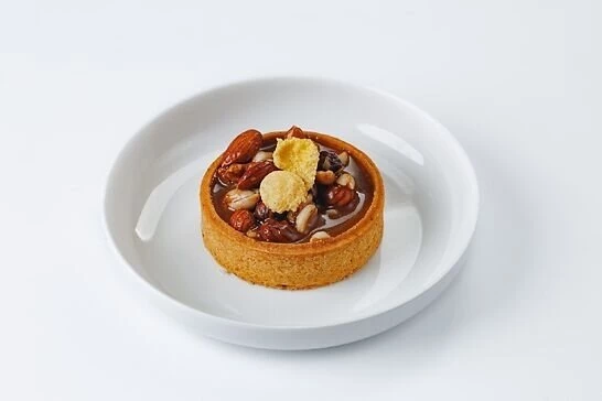Тарталетка с карамелью и орехом