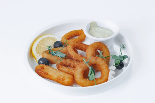 Луковые кольца с чесночным соусом