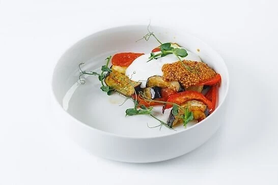 Салат из печеных овощей с соусом Песто и творожным сыром