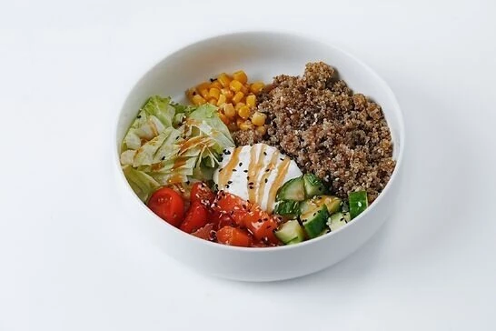 Боул с лососем и овощами и соусом Терияки