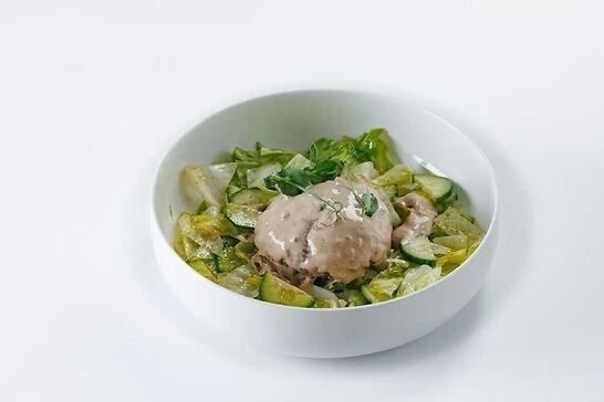 Биф из мраморной говядины с зеленым салатом