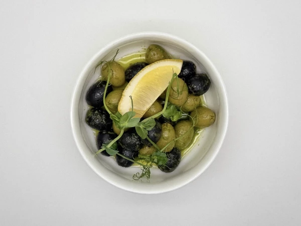 Микс маслин и оливок в соусе песто