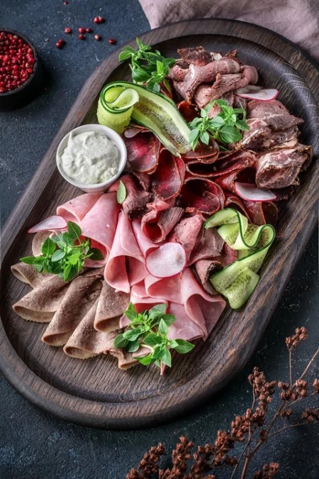 "Ассорти мясное со свежими овощами 