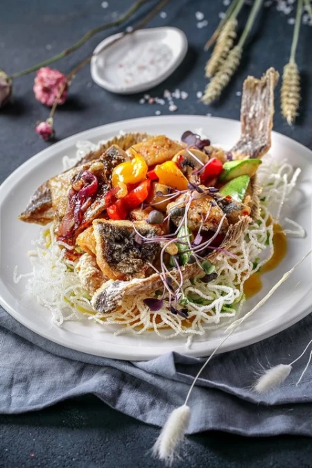 "Камбала с овощами по-тайски и соусом из манго