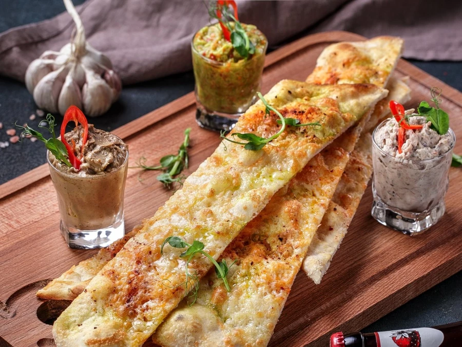 "Фокачча с сыром, гуакомоле, форшмаком и куриным паштетом