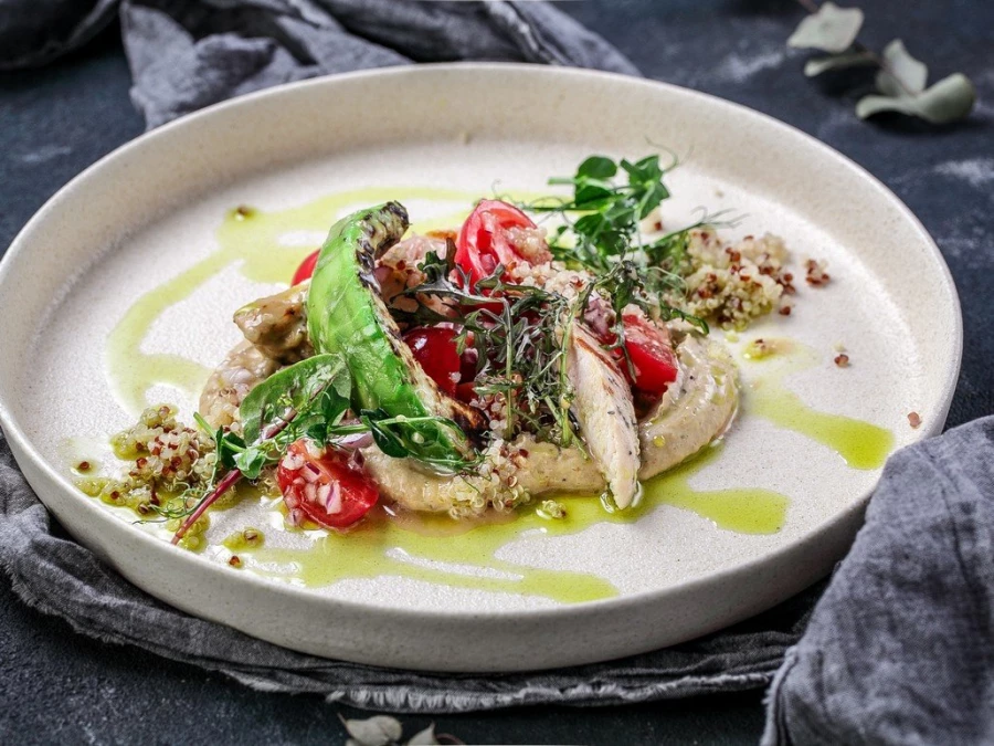 "Салат из авокадо, томленой куриной грудкой,черри и кремом из фасоли 