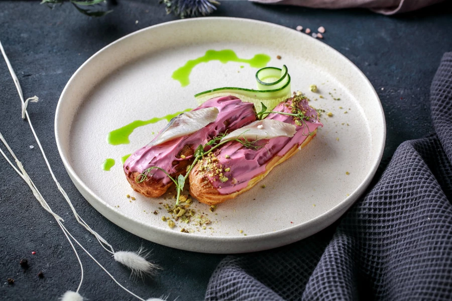 "Эклеры с фаршмаком из сельди и свекольным соусом