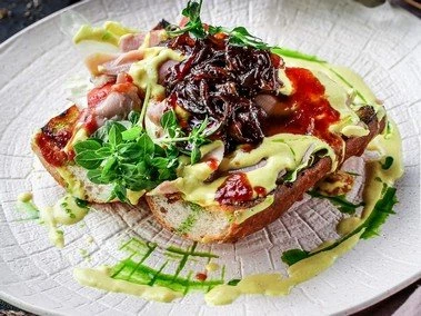 "Чиз Стейк Калифорния с копченой курицей и карамельным луком