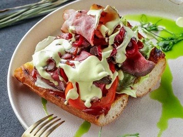 "Чиз Стейк с ростбифом, беконом и соусом барбекю