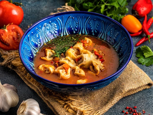 "Чучвара ручной лепки с телятиной в мясном бульоне с овощами