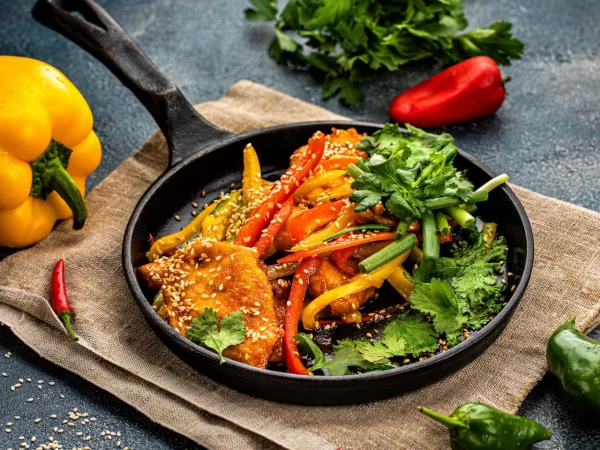 "Курица по-уйгурски с овощами, зеленью, луком и чесноком