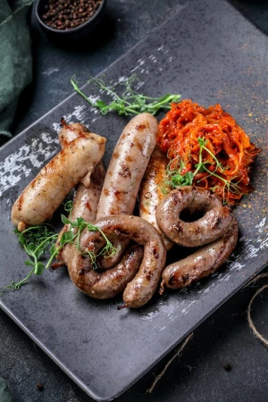 Ассорти колбасок с тушеной капустой