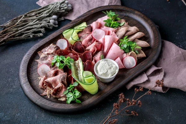 "Ассорти мясное со свежими овощами 